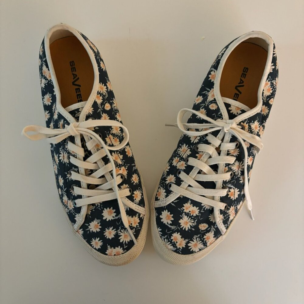 SEAVEES navy and daisy tennis shoe